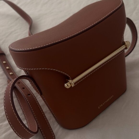 Brown Safari cross-body bag with vanilla stitch NWT - Picture 1 of 7